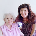 Seniorenbegleiterin Frau Trobisch mit einer Klientin in einem Dresdner Seniorenheim